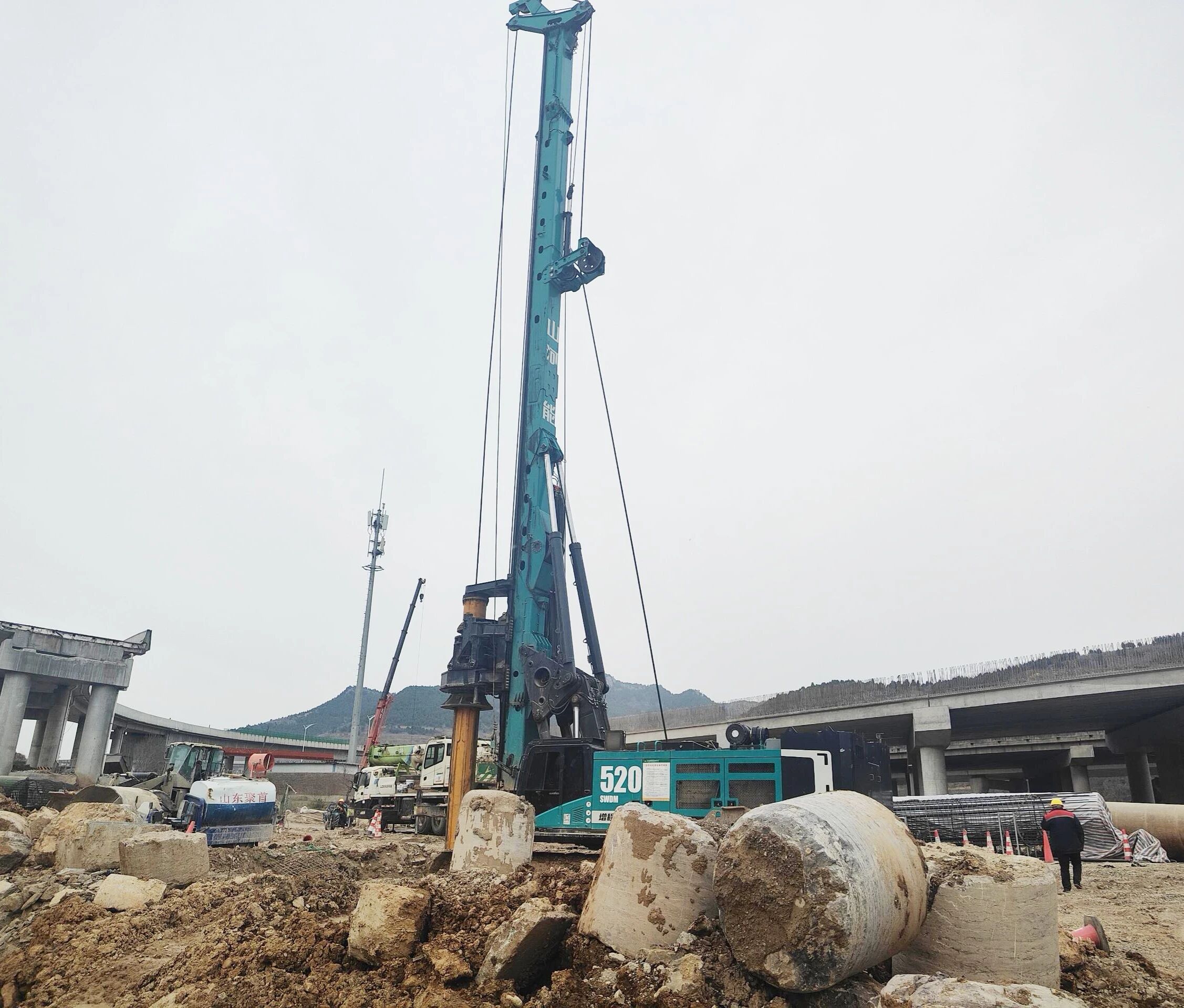 “亮劍”濟南繞城改擴建項目，山河智能增程式電動旋挖鉆機高效入巖受好評